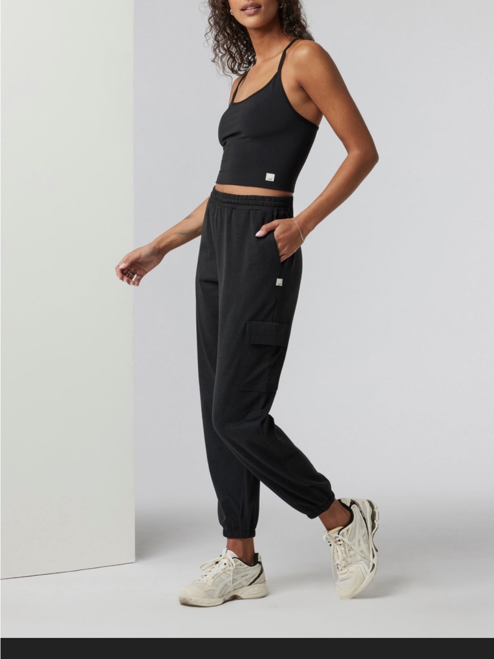 ( Rare ) NWT Vuori Boyfriend Cargo Joggers with Elastic Waist, Black heather